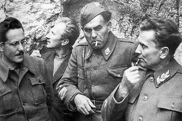 II.4-Edvard-Kardelj-a-sinistra-e-Jozip-Broz-Tito-a-destra-durante-la-Seconda-guerra-mondiale